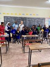 On February 28, 2020, members of the Association of Russian-speaking Women in Uganda “Rosinka” donated Russian books published in English to Don Bosco Nursery and Primary School in the town of Kira